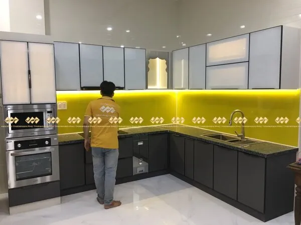 Tủ bếp hợp kim kết hợp bàn thờ cực đẹp Vạn Phú Thành lắp cho khách hàng tại khu phố 1 Trảng Dài -Nguyễn Ái Quốc - Biên Hòa - Đồng Nai.