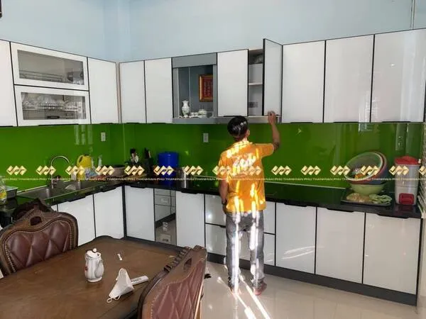 Tủ bếp có bàn thờ lắp cho chị Hoa ở Hương Lộ 2, Q. Bình Tân, TPHCM.