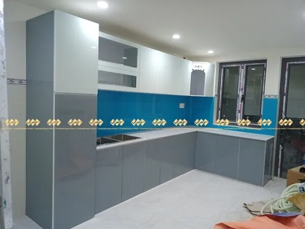 Tủ bếp nhôm kính có bàn thờ ông Táo đơn giản.