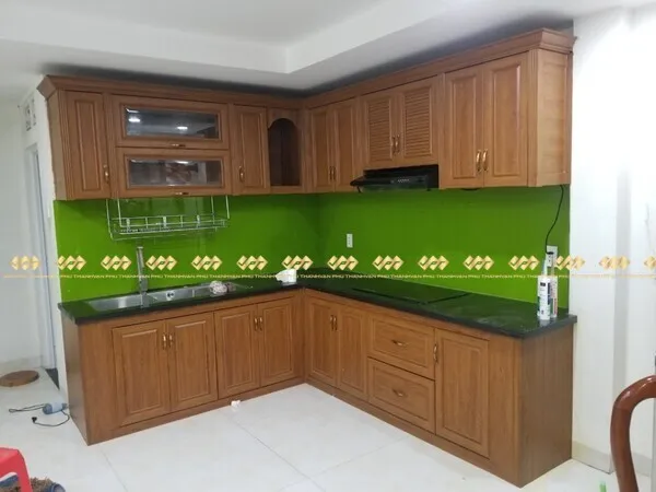 Mẫu tủ bếp nhôm giả gỗ đẹp nét từng chi tiết.