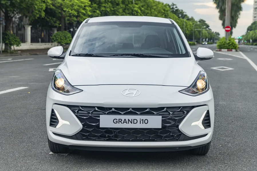 Hyundai i10 màu trắng tinh khôi