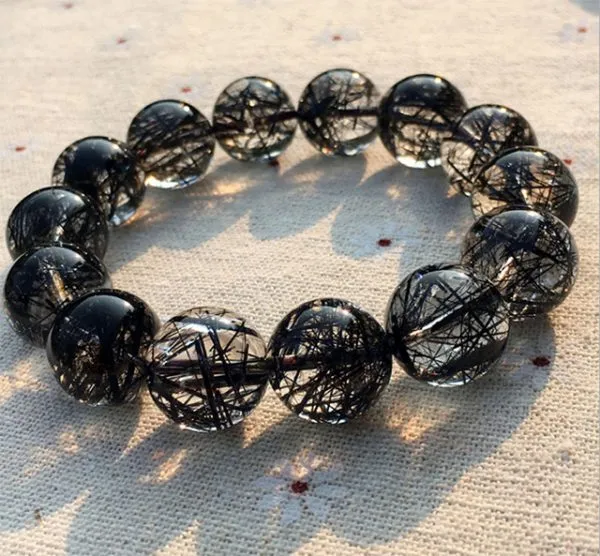 Đá thạch anh tóc đen tự nhiên với các sợi tourmaline đen bên trong