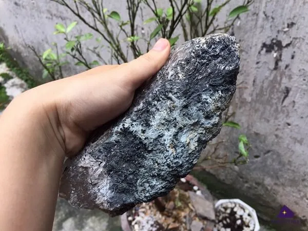 Đá thạch anh tóc đen chất lượng cao với sợi tourmaline dày đặc