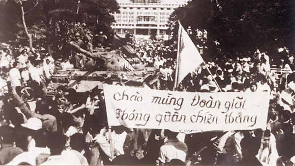 Người dân Sài Gòn chào đón bộ đội giải phóng sau khi Chiến dịch Hồ Chí Minh giành thắng lợi hoàn toàn vào ngày 30-4-1975.