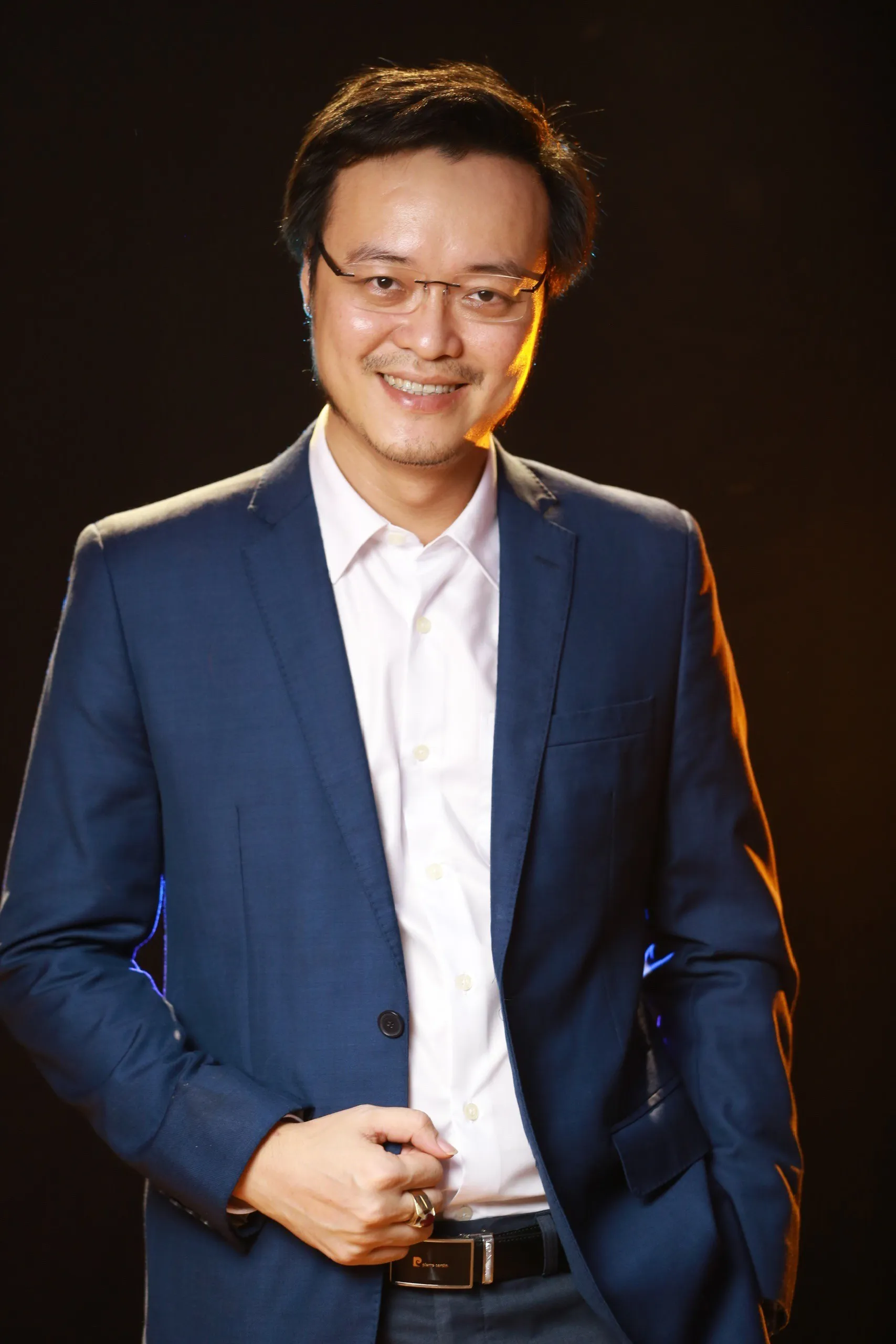 Thầy Phong Thủy Tam Nguyên Sinh Năm Bao Nhiêu Và Tiểu Sử Chi Tiết 2 Chân dung Tiến sĩ Phạm Xuân Phương - Thầy Phong Thủy Tam Nguyên trong trang phục truyền thống