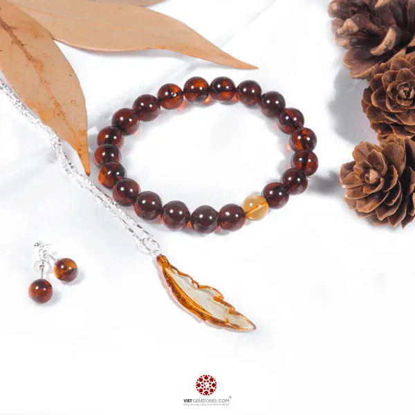 Bề mặt hạt hổ phách vẫn giữ nguyên độ bóng sau khi tiếp xúc với hóa chất