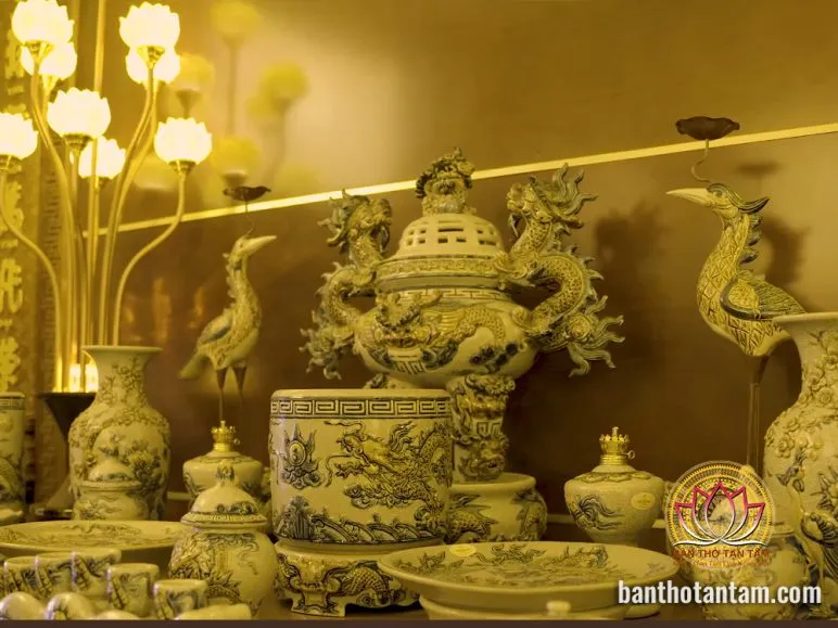 Bàn thờ treo tường giúp tiết kiệm không gian cho căn hộ chung cư