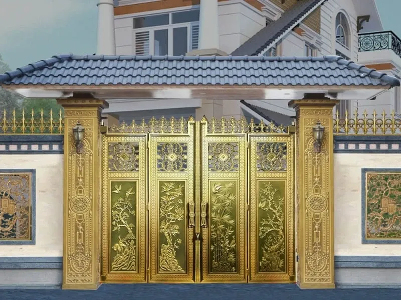 Một không gian sân vườn thoáng đãng giúp dòng khí lưu chuyển tốt hơn từ cổng vào nhà