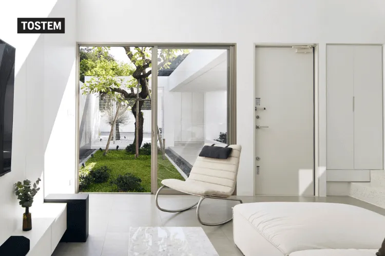 Mẫu cửa hai cánh cân xứng giúp cân bằng âm dương và luân chuyển không khí hài hòa