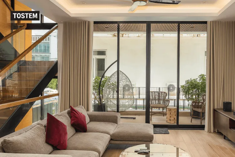 Hệ cửa bốn cánh mở rộng tối đa không gian đón ánh sáng và gió tự nhiên