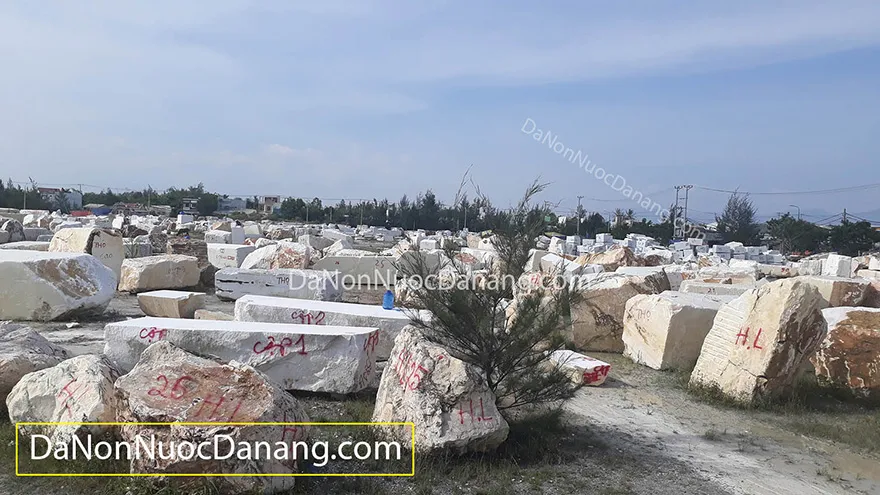 Đá tự nhiên, nguyên khối là nguyên liệu cho các sản phẩm tại cơ sở Đá Mỹ Nghệ Non Nước Ngũ Hành Sơn