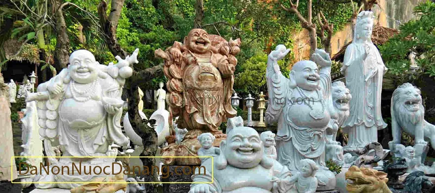 Các sản phẩm bằng đá tự nhiên nguyên khối tại Làng đá Mỹ Nghệ