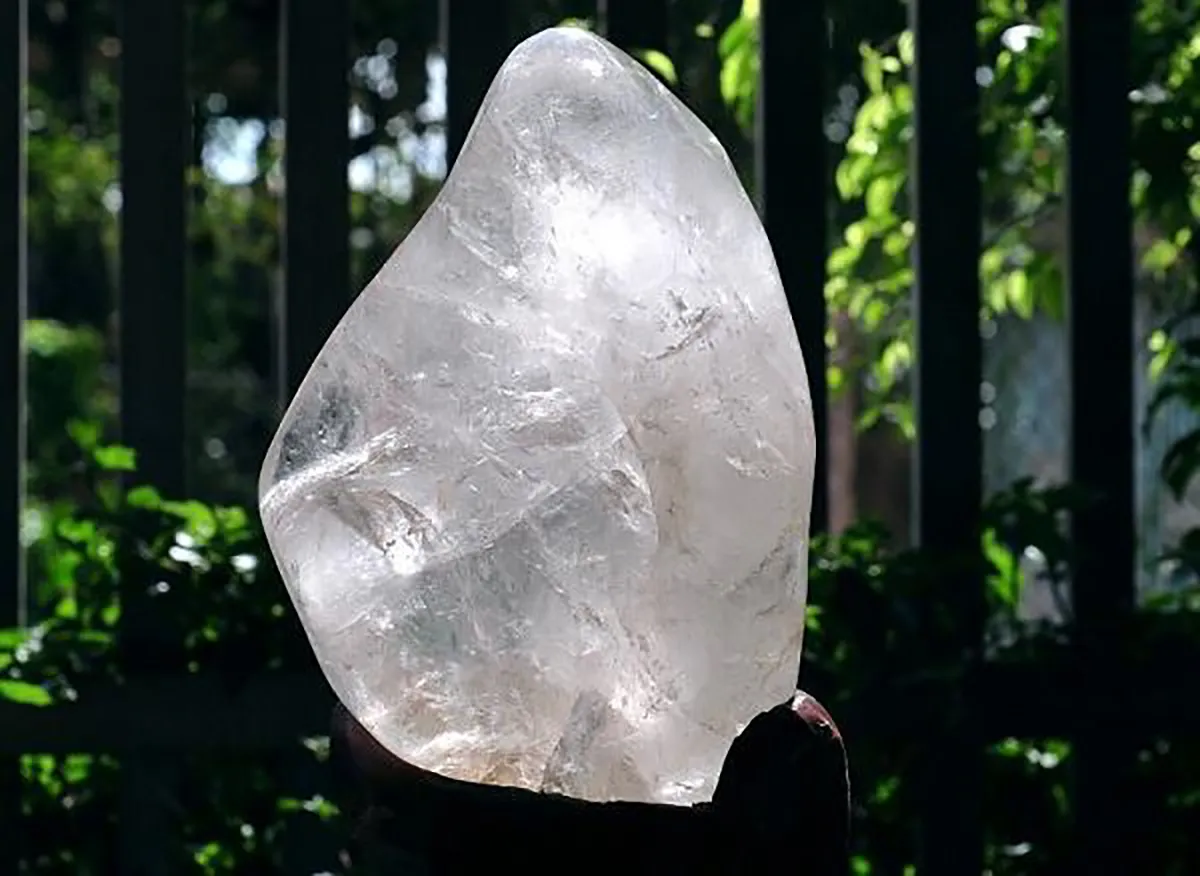 Sử dụng trụ thạch anh vàng tại NaBei để trấn trạch và tăng khí cho gia chủ mệnh Thổ.