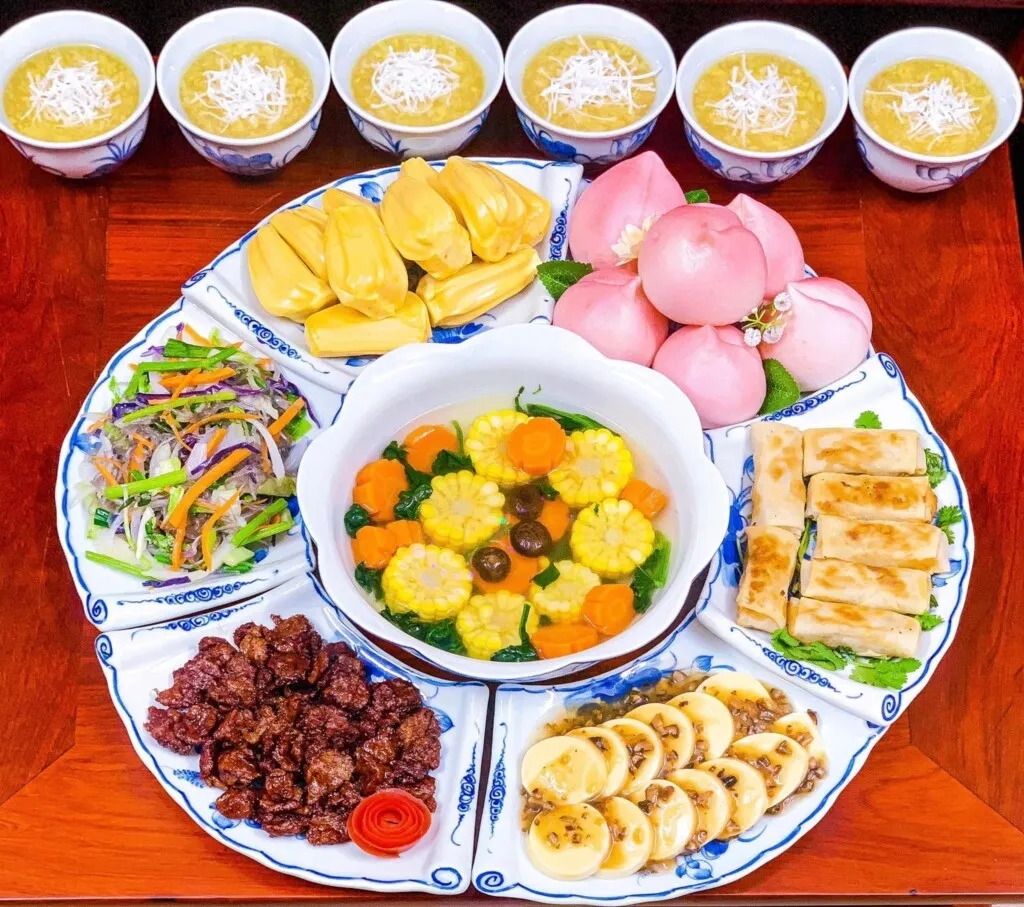 Mâm cỗ mặn đầy đủ các món truyền thống của người Việt