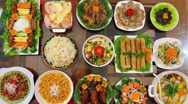 Mâm cỗ mặn chuẩn bị đồ lễ cúng rằm tháng 7 cho gia tiên