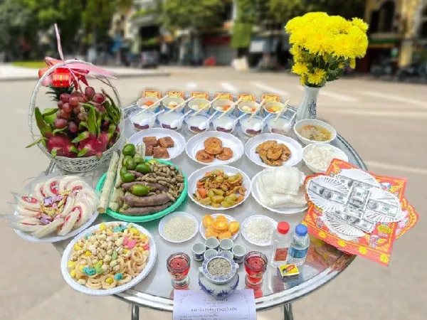 Mâm cúng chúng sinh ngoài trời tại công ty