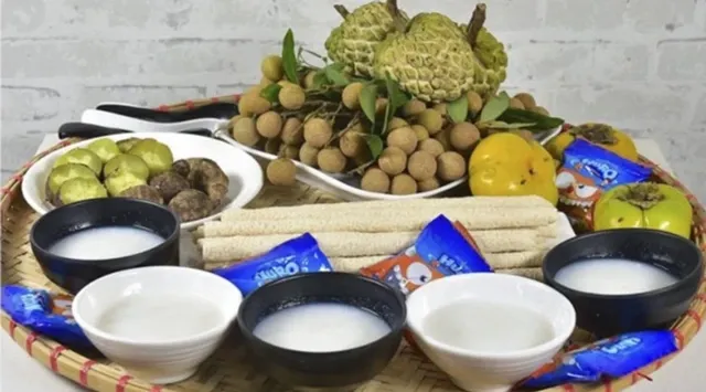 Chuẩn bị đồ lễ cúng rằm tháng 7 cho chúng sinh ngoài sân