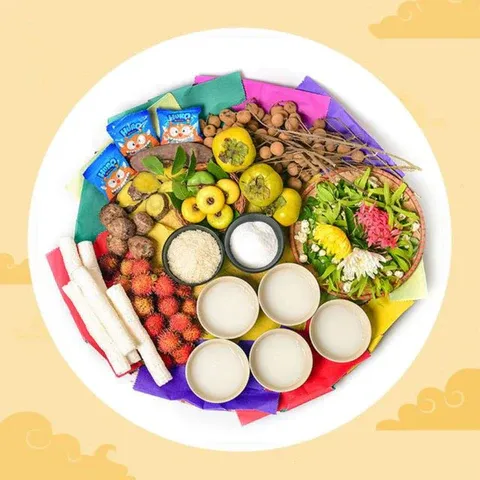 Màn bày trí mâm cúng chúng sinh với cháo loãng và bánh kẹo phía ngoài cửa