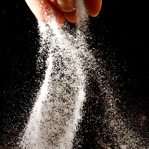 Hành động rắc gạo muối ra sân sau khi kết thúc buổi lễ cúng