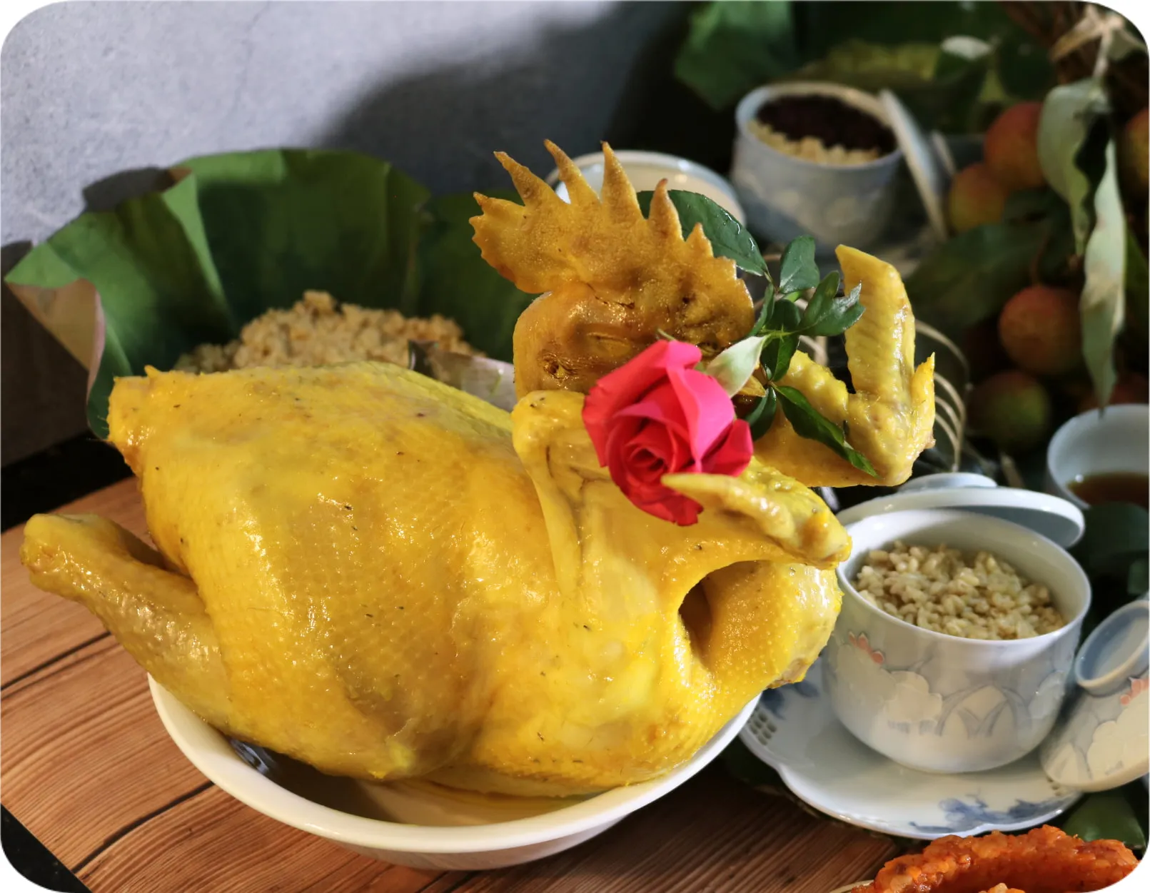 Gà luộc cánh tiên ngậm hoa hồng