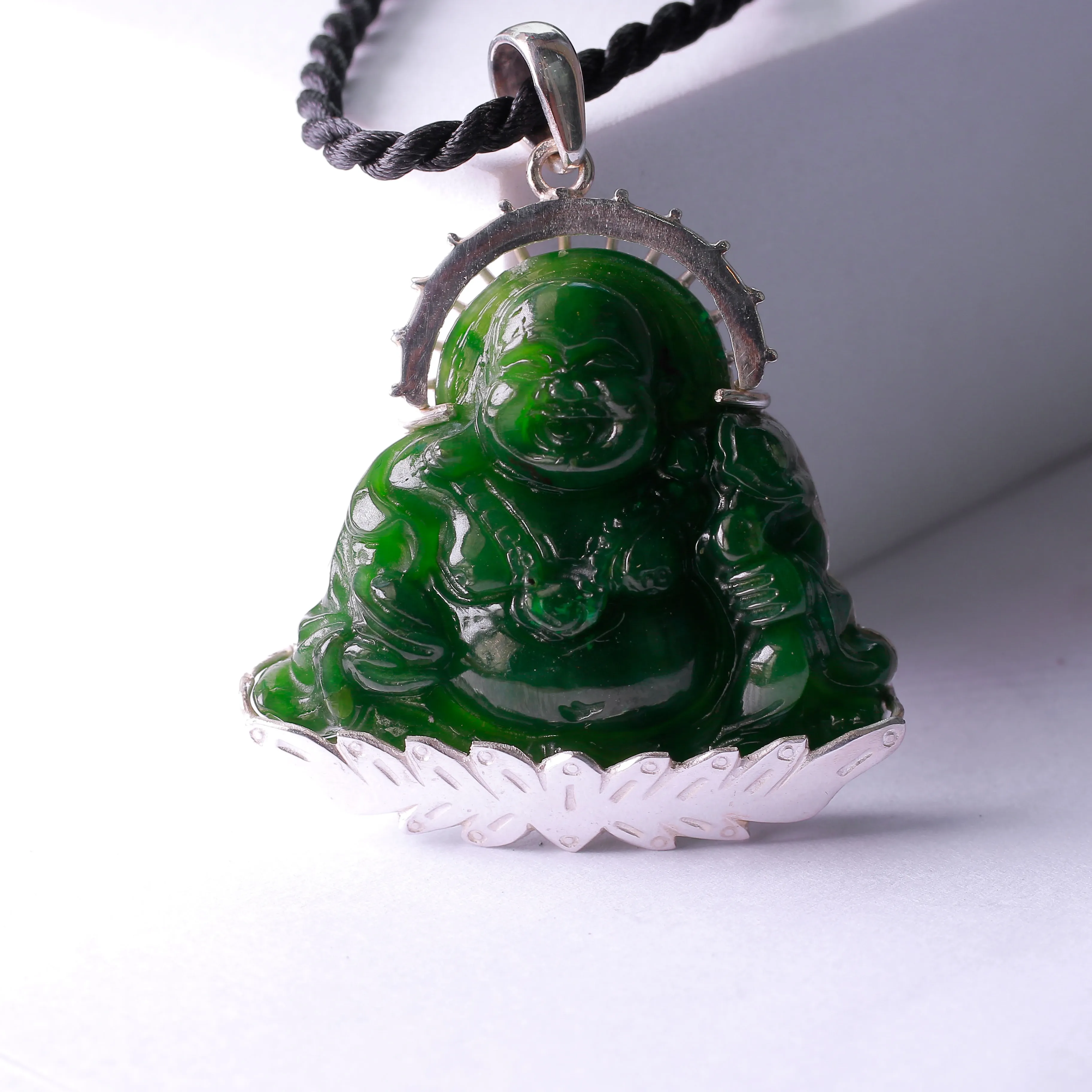 Mặt dây chuyền hình Phật Di Lặc được điêu khắc tinh xảo từ đá ngọc bích Nephrite xanh lục