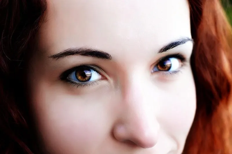 Đôi mắt màu hổ phách với sắc vàng rực rỡ và trong suốt đặc trưng