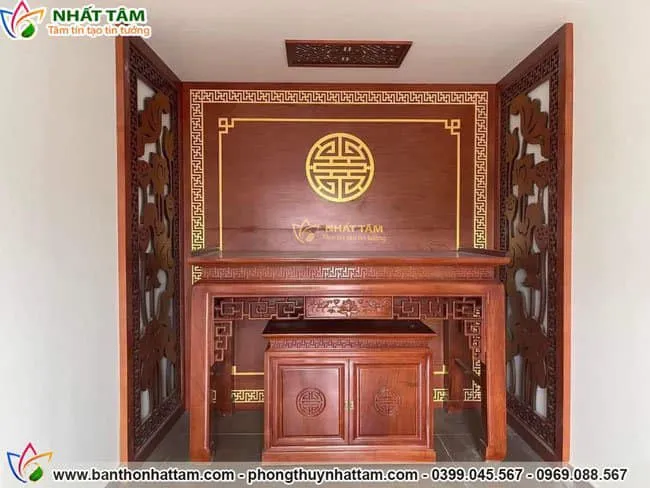 Thiết kế phòng thờ gỗ tự nhiên màu nâu ấm áp hợp với gia chủ hành Kim