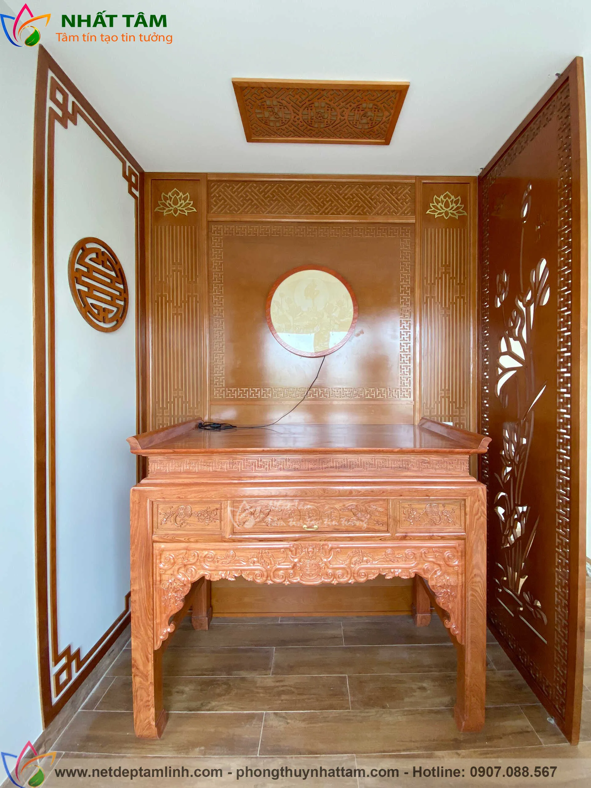 Khu vực thờ cúng tông gỗ gụ mộc mạc đặt hoa sen trắng thanh tịnh