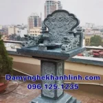 Mẫu bàn thờ thiên ngoài trời đá xanh rêu được chạm khắc tinh xảo với họa tiết vân mây truyền thống