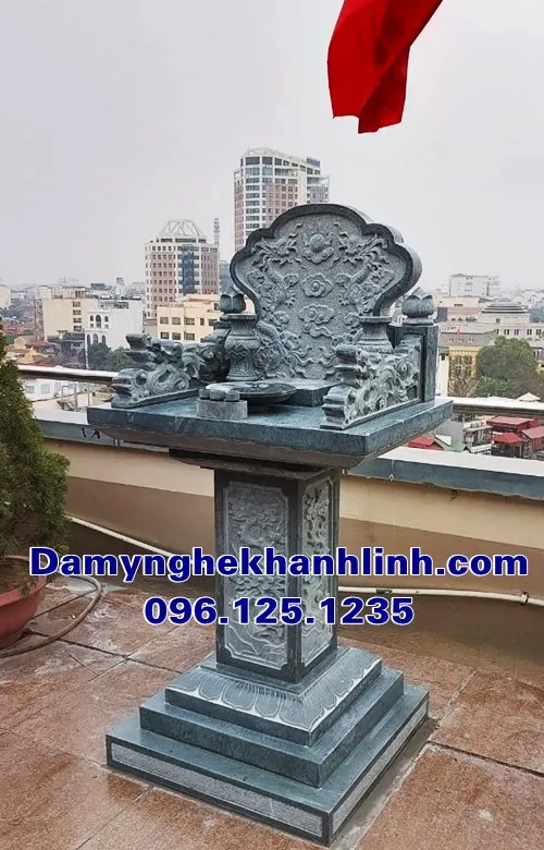 7 Mẫu Bàn Thờ Ngoài Trời Bằng Đá Xanh Rêu Chuẩn Phong Thủy 2026 15 Mẫu bàn thờ thiên ngoài trời đá xanh rêu được chạm khắc tinh xảo với họa tiết vân mây truyền thống