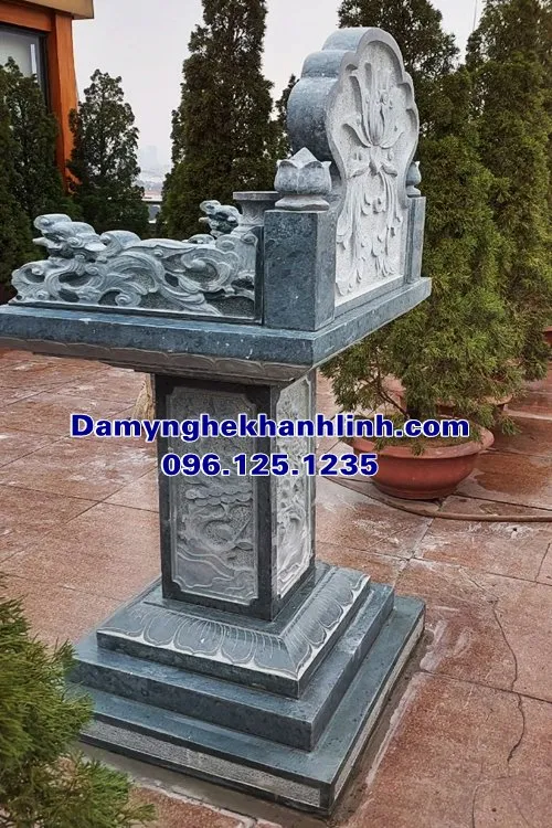 Mẫu bàn thờ thiên đá xanh rêu được hoàn thiện với độ bóng tự nhiên vượt trội