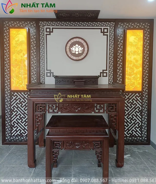 Mẫu bàn thờ nhị cấp bằng gỗ sồi tự nhiên màu sáng dán chữ Thọ