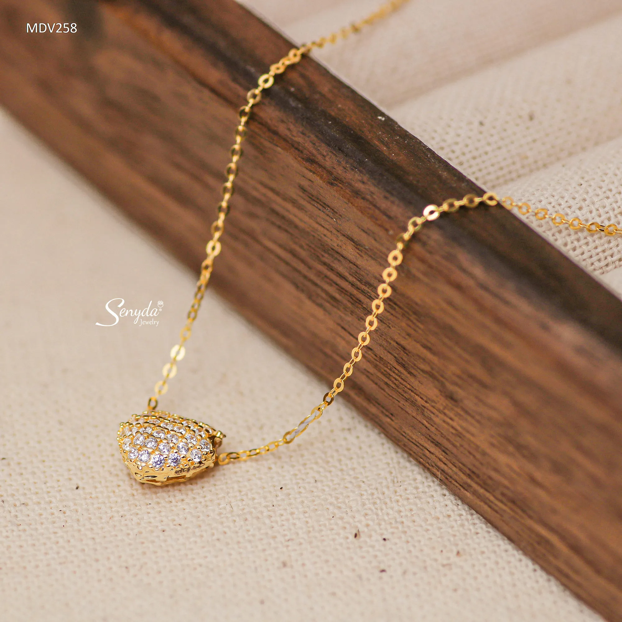 Chọn quà trang sức cho phụ nữ trung niên