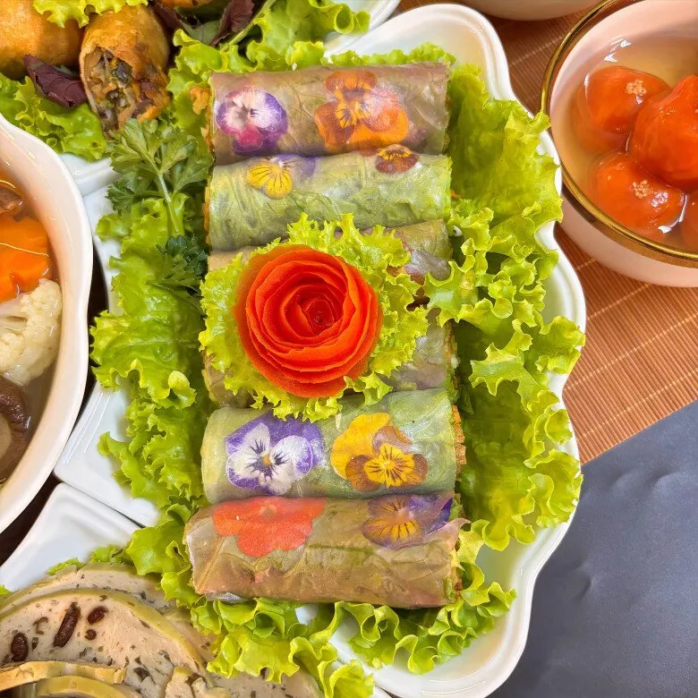 Cuốn ngũ sắc hoa violet đẹp mắt, thanh mát