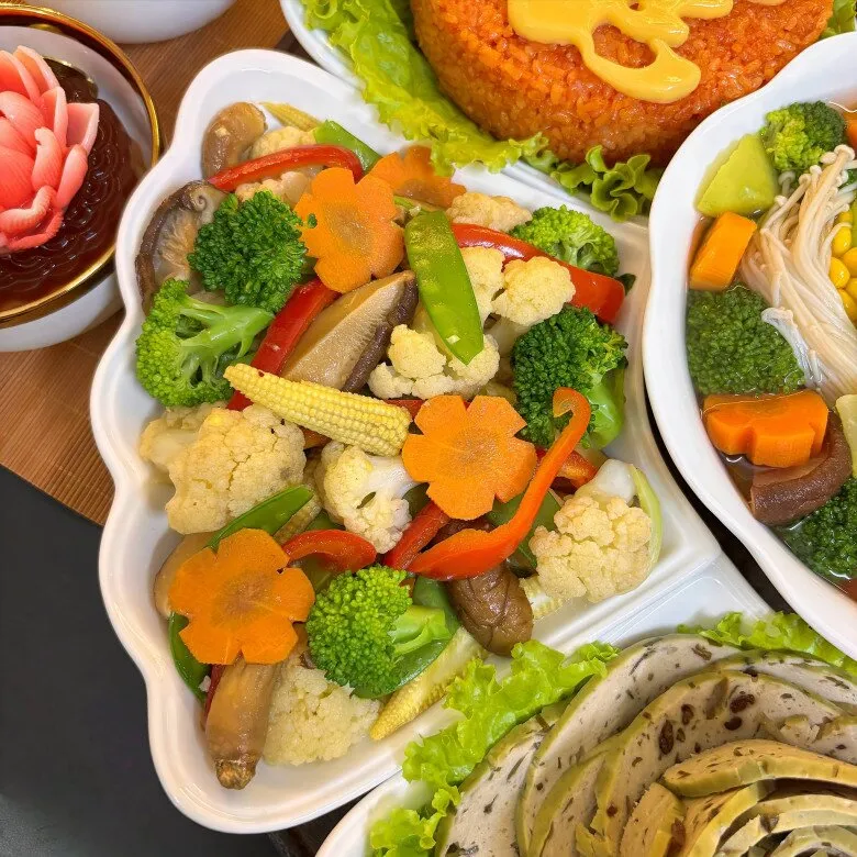 Rau củ xào chay ngũ sắc rực rỡ