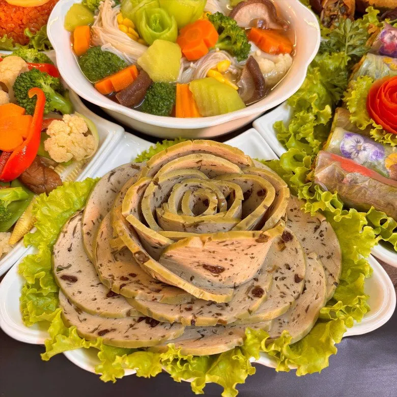 Giò chay cuộn hoa hồng tinh tế