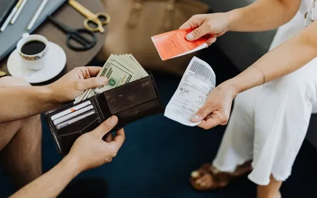 Mệnh Hỏa Bỏ Gì Vào Ví Để Chiêu Tài Và Giữ Lộc Năm 2026? 34 Mệnh Hỏa Bỏ Gì Vào Ví? Top 5 Phụ Kiện Thu Hút Tài Lộc, May Mắn