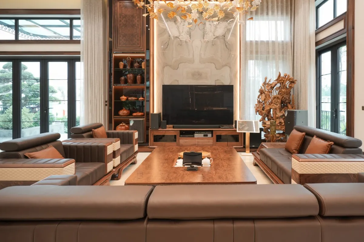 Phòng khách được thiết kế với các vật trang trí kim loại bóng như tủ đựng giày, đèn chùm, kệ rượu