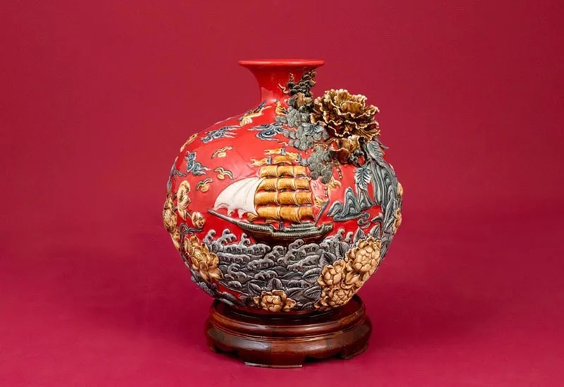 Bình hoa tài lộc men rạn với hình ảnh thuận buồm xuôi gió.