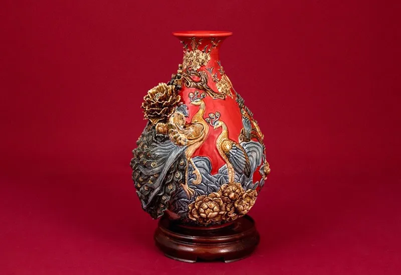 Bình hoa men rạn đắp nổi chim công sang trọng.