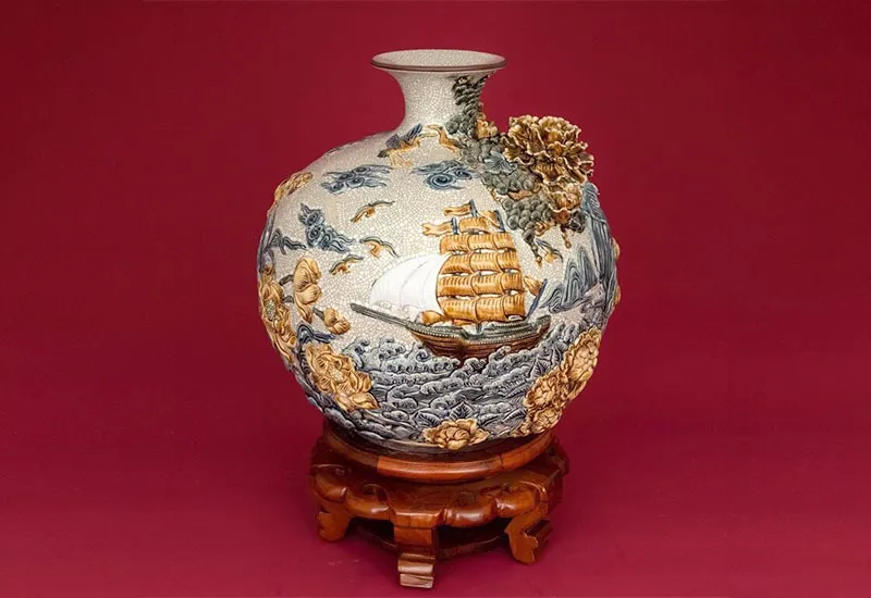 Bình hoa tài lộc với biểu tượng thuận buồm xuôi gió tăng cường vận may.