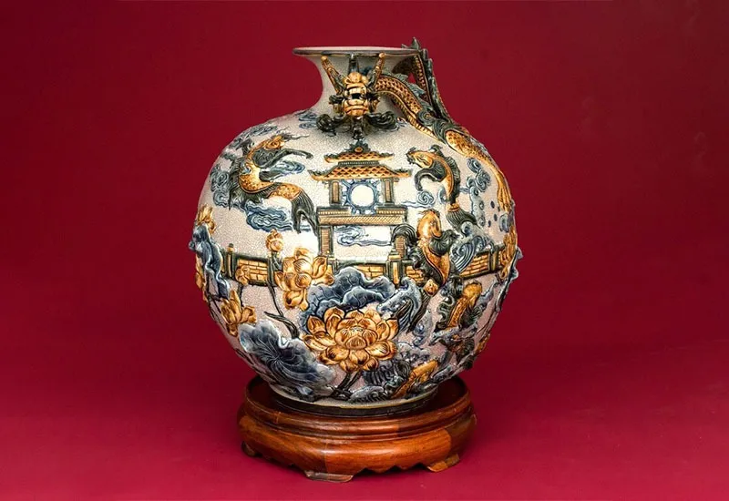 Bình hoa men rạn đắp nổi cá chép hóa rồng.