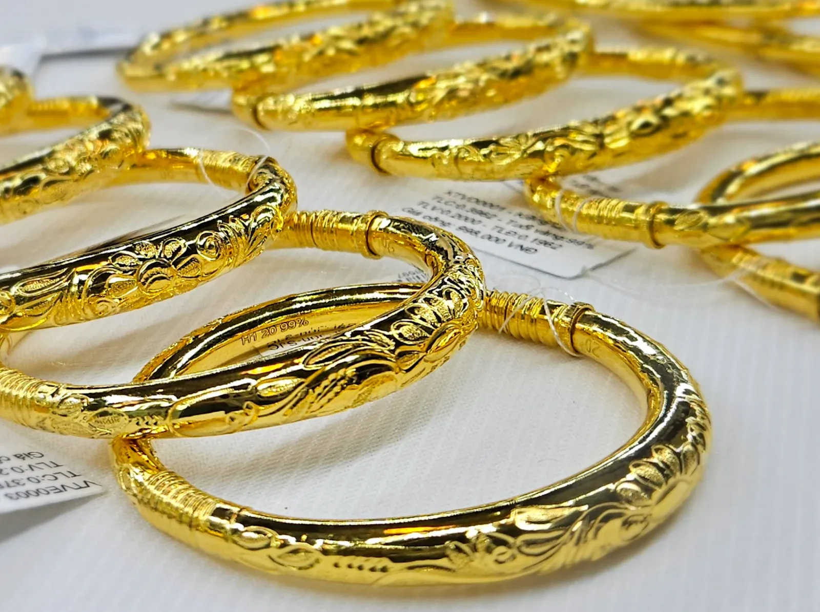 Những món trang sức bằng vàng trong giấc mơ thường là điềm báo về sự cải thiện trong tài chính hoặc chuyện tình cảm