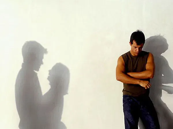 Giấc mơ thấy vợ ngoại tình phản ánh tâm lý lo âu và thiếu tự tin trong mối quan hệ hôn nhân