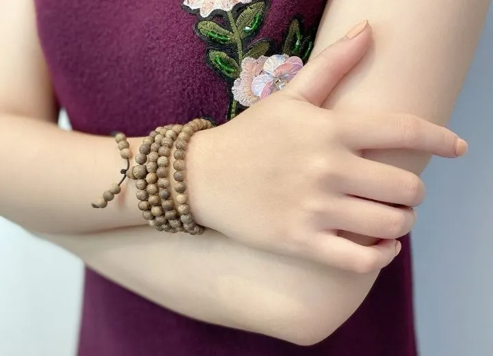 Cách đeo chuỗi 108 hạt có thể quấn thành vòng làm vòng tay, vừa sang trọng, vừa mang lại nhiều phong thủy tốt