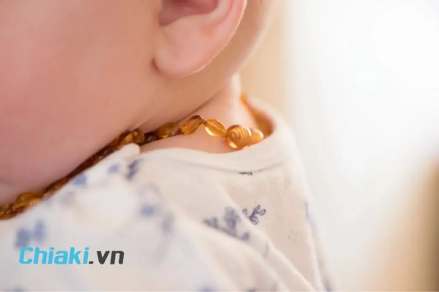 Nên &dstrok;eo vòng hổ phách cho bé từ khi nào