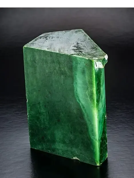 Cận cảnh khối đá ngọc bích tự nhiên với sắc xanh lung linh và các vân đá đặc trưng