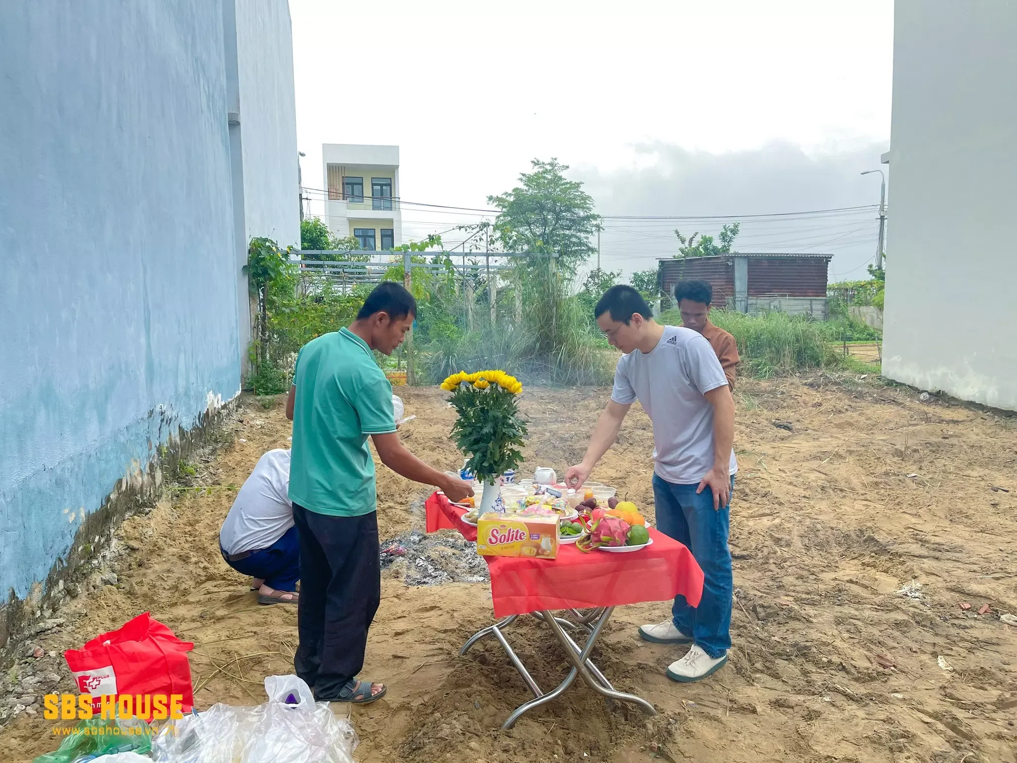 Thực hiện cúng động thổ làm nhà gia chủ cần chuẩn bị mâm cúng, lễ vật đầy đủ và người hợp tuổi