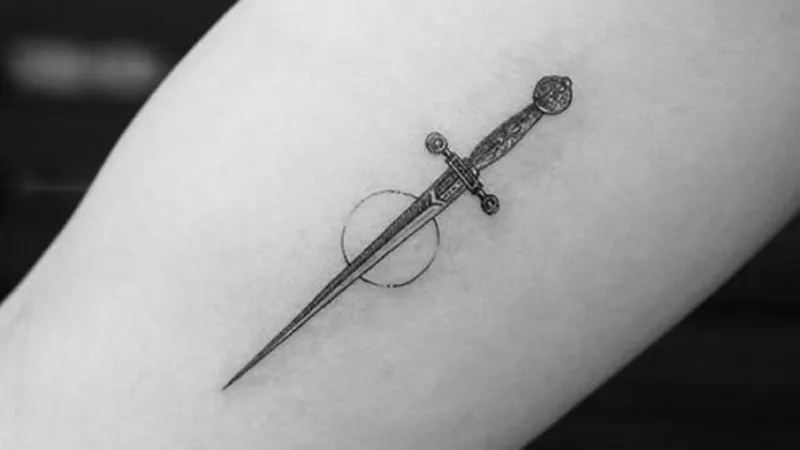 Hình xăm thanh kiếm trên tay người mệnh Kim