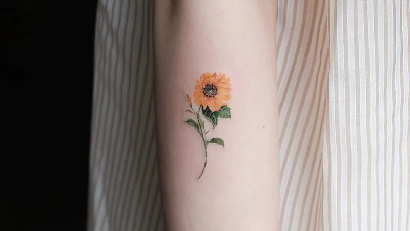 Hình xăm hoa hướng dương với sắc vàng rực rỡ thuộc bản mệnh Thổ